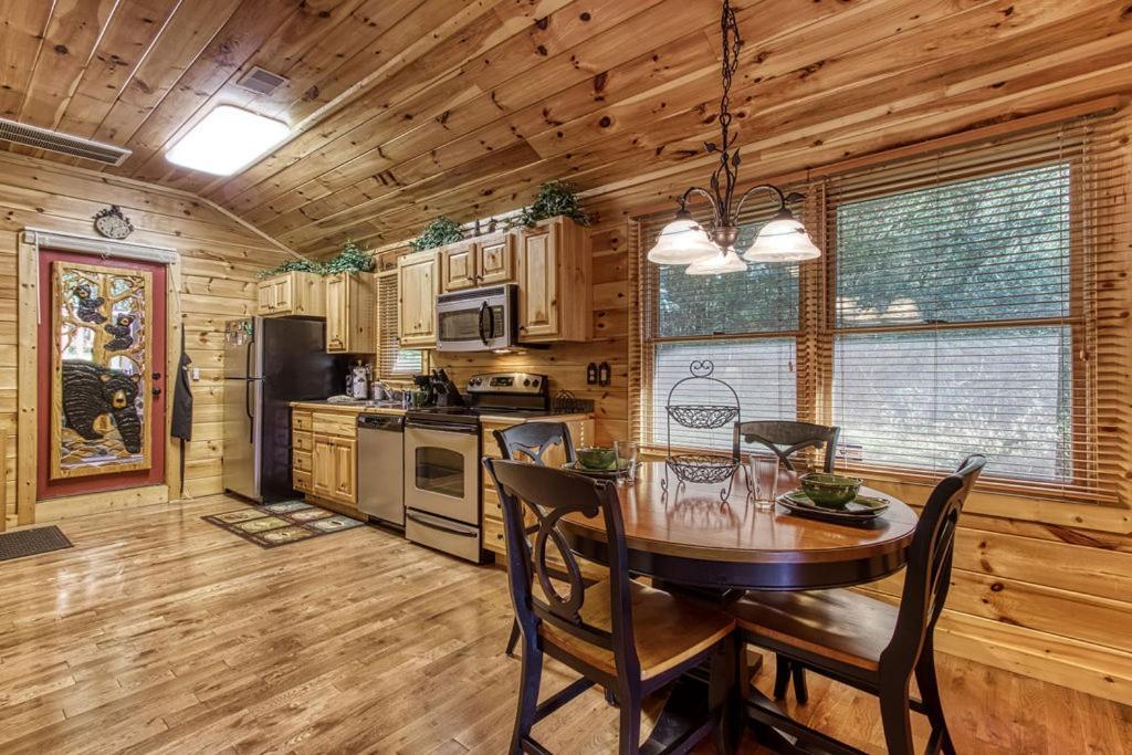 Papa Bear, Hot Tub, Wifi, 1089 Free Tickets Each Paid Day, Dollywood And More Sevierville Eksteriør bilde