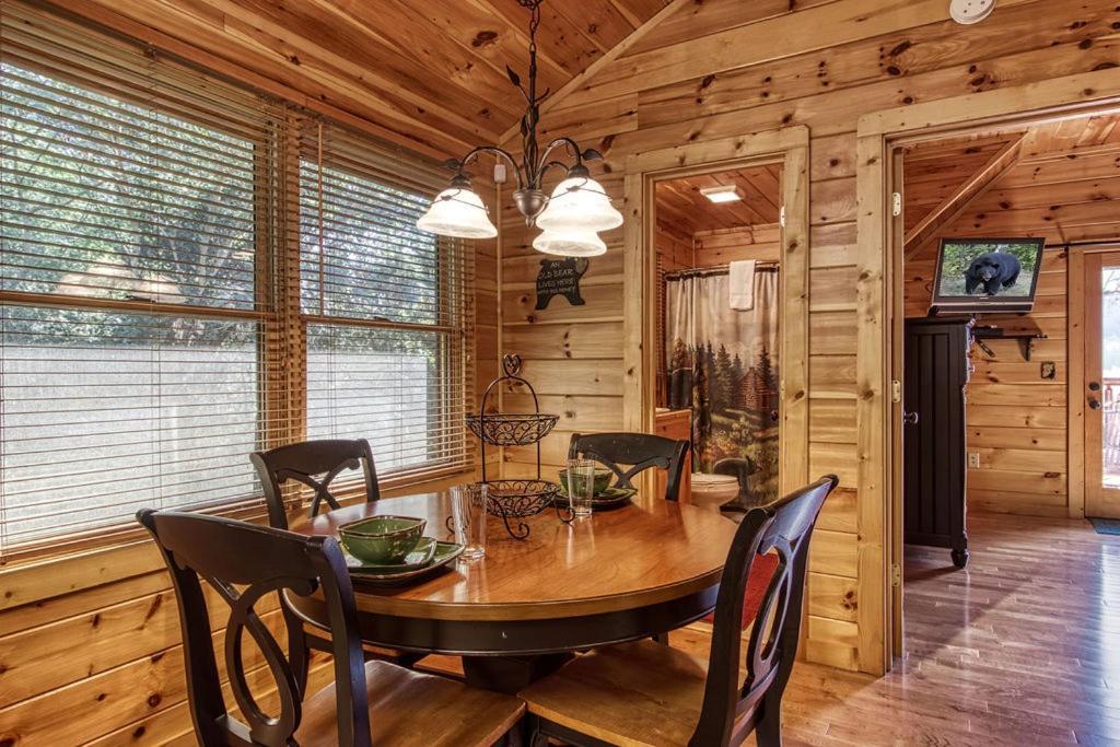 Papa Bear, Hot Tub, Wifi, 1089 Free Tickets Each Paid Day, Dollywood And More Sevierville Eksteriør bilde