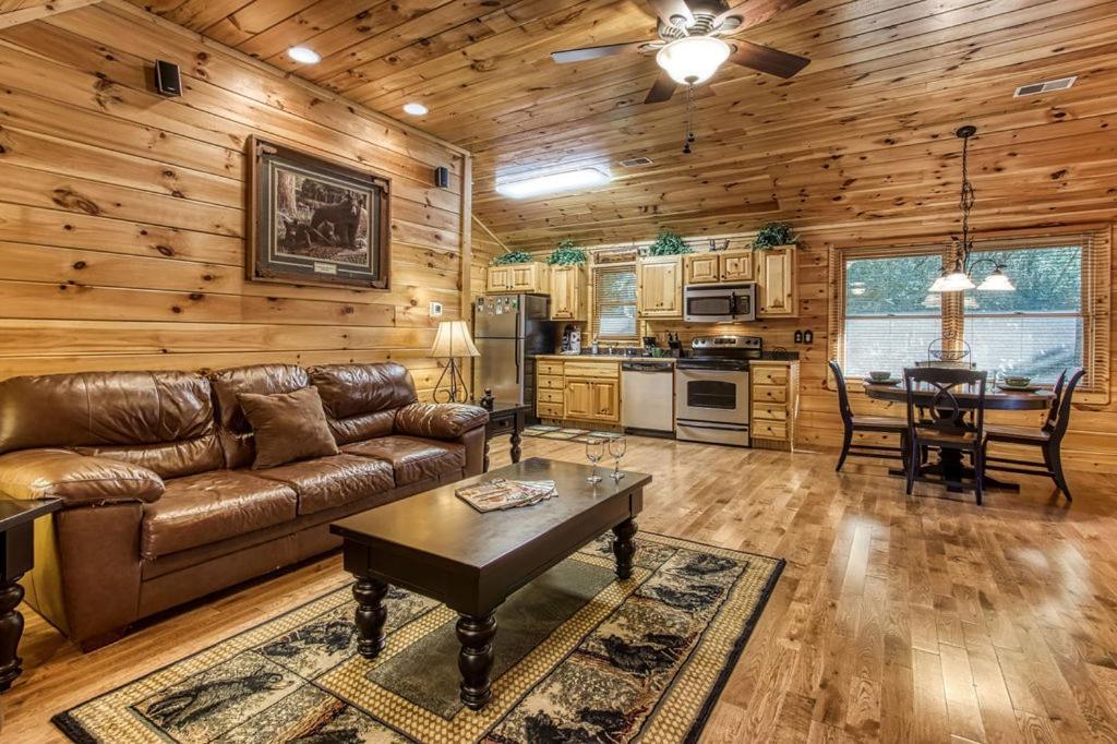 Papa Bear, Hot Tub, Wifi, 1089 Free Tickets Each Paid Day, Dollywood And More Sevierville Eksteriør bilde